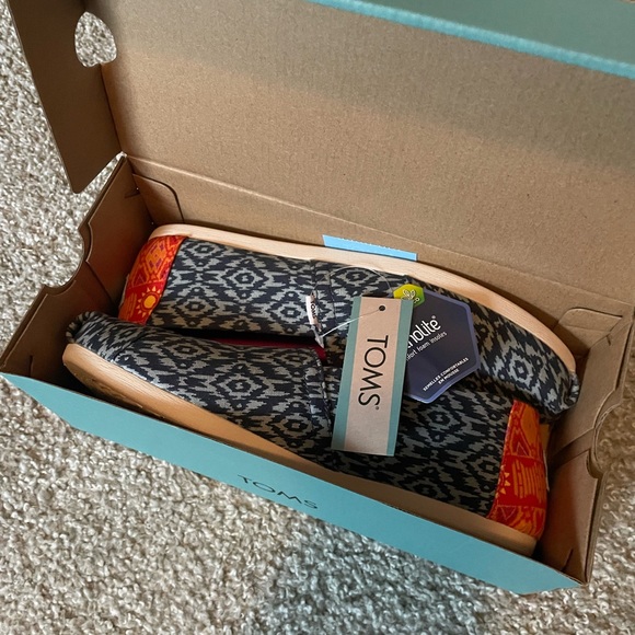 NWT Toms navy ikay diamond print, size 8 - Picture 2 of 6